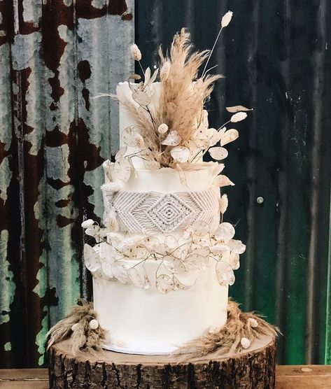 Green Wedding Shoes | Jen on Instagram: “It’s the boho cake of dreams!! 😍😍 Whose else loves this dreamy cake?? 🙋🏻‍♀️🙋🏻‍♀️ cake by @vicsveganbakes with gorgeous macrame piece by…” Boho Chic Wedding Cake, Western Wedding Cakes, Bohemian Wedding Cake, Wedding Cake Table Decorations, Wedding Cake Display, Boho Cake, Boho Wedding Cake, Boho Desert, Cake Table Decorations