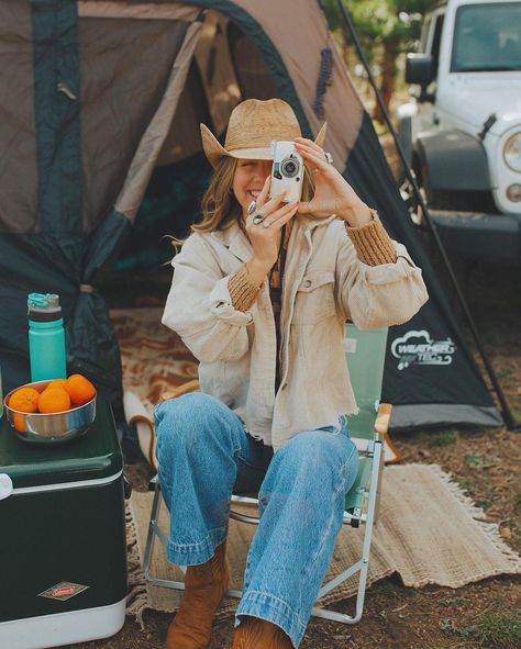 Ootd Camping, Camping Ootd, Mountain Cowgirl, Granola Fashion, Granola Girl Style, Mountain Wear, Urban Cowgirl, Girl Ootd, Ideal Wardrobe