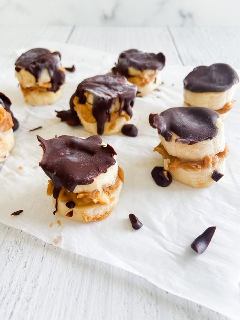 Frozen Banana Bites with Dark Chocolate and Peanut Butter - Wellness for the Win Dark Chocolate Peanut Butter, Choco Banana, Chocolate Covered Peanuts, Snack Healthy, Frozen Banana Bites, Frozen Bananas, Banana Bites, Chocolate And Peanut Butter, Diet Foods