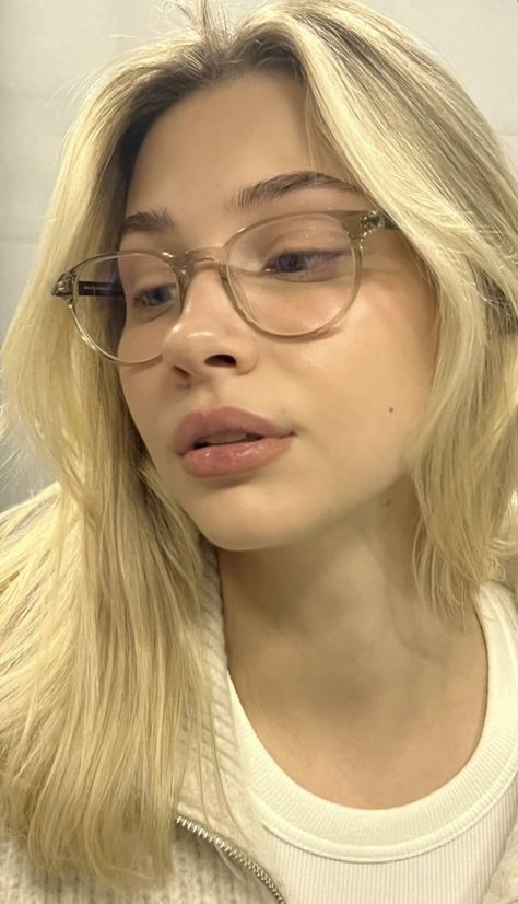 Glasses Frames For Women Long Face, Blondes With Glasses, Glasses For Blondes, Glasses 2024 Trend Women, Glasses Women Aesthetic, Types Of Glasses Frames, Abg Style Makeup, Cute Glasses For Women, Deep Winter Makeup