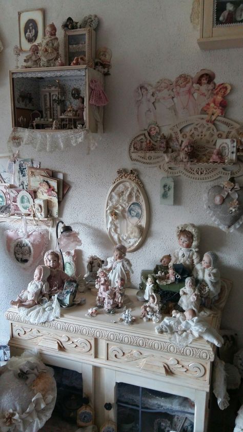 Porcelain Doll Display, Porcelain Doll Aesthetic, Cottage Core Interior, Shabby Chic Craft Room, Cute Cottagecore, Vintage Porcelain Dolls, Doll Aesthetic, Cottagecore Coquette, Princess Room