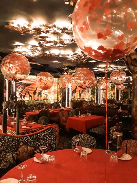 Valentines Day Decorations Restaurant, Royal Wedding Decorations, Ceiling Balloons, Arch Designs, Bubblegum Balloons, Balloon Ideas, Valentine Coloring, Saint Valentine, Heart Balloons