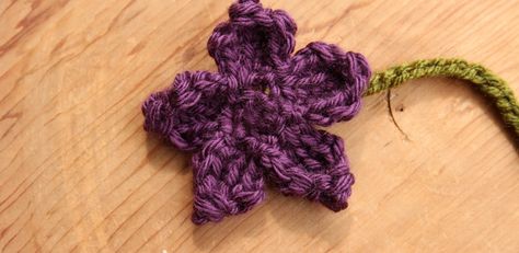 Small Crochet Flowers, Crochet Violet, Crochet Birthday, Flower Bookmarks, Violet Earrings, Art Knit, Flower Coasters, Crocheted Flower, Crochet Macrame