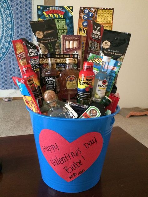 100 Cute Valentines Day Gifts For Boyfriends That Are Sweet and Romantic - Hike n Dip Simple Valentines Gifts, Mens Valentines Day Gifts, Valentines Day Gifts For Him Boyfriends, Pinterest Valentines, Man Bouquet, Saint Valentin Diy, Roses Valentine, Valentines Bricolage, Valentines Day Baskets