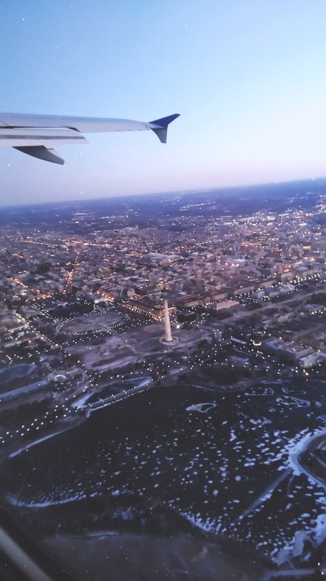 Foto tomada desde el avión sobre el río Hudson y el obelisco de Washington DC Washington Dc Backgrounds, Washington Dc Wallpaper, Bestie Trip, Washington Dc Photos, Washington Dc Skyline, Airplane Window View, Winter Nyc, Pro Wallpaper, Trip Aesthetic