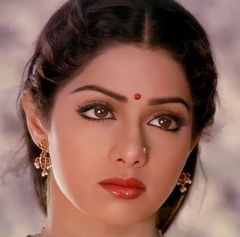 Sridevi Makeup, Sridevi Old Pictures, Sri Devi, Femininity Tips, Desi Vibes, Ugc Content, All Actress, Walking Shoes Women, Celebrity Fashion