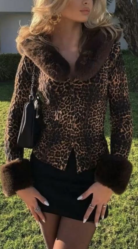 Print Coat Outfit, Print Jacket Outfit, Leopard Print Clothes, Cheetah Print Outfit, Pelo Color Vino, Cheetah Print Outfits, Mob Wife Aesthetic, Cheetah Print Jacket, Wife Aesthetic