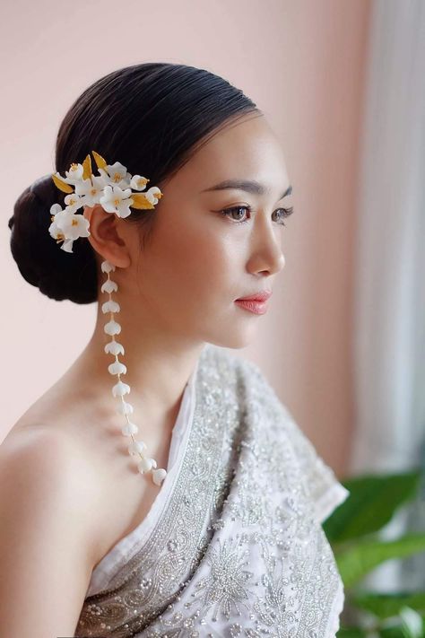 Thai Bridal Hair, Vietnamese Headpiece, Lao Clothes, Cambodian Wedding Dress, Filipiniana Wedding, Thai Wedding Dress, Dried Flower Jewelry, Traditional Hairstyle, Thai Wedding