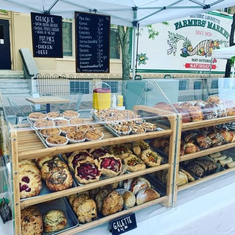 Baked Goods Market Stall, Bakery Market Stall Display Ideas, Farmers Market Pastry Display, Baker Vendor Booth, Popup Bakery Ideas, Baked Goods Display Ideas Farmers' Market, Farmers Market Display Ideas Baked Goods, Micro Bakery Stand Ideas, Bakery Setup At Farmers Market