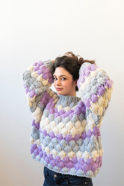 There are lots of sweaters like this, super chunky and with a pattern that reminds us of loads of giant soap bubbles out there, but our bonbon sweater has that something extra that the others can’t have: Piuma yarn. Crochet Sweater Pattern Women, Chunky Knit Sweater Pattern, Crochet Sweater Pattern, Vest Design, Fashion Crochet, Crochet Cardigan Pattern, Crochet Shirt, Sweater Crochet Pattern, Embroidered Sweater