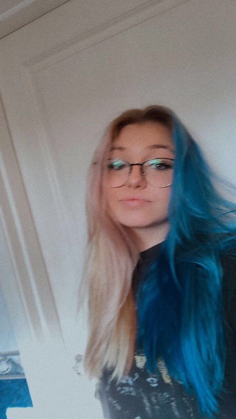 Blue Blonde Split Dye, Half Blonde Half Blue Hair, Blonde And Blue Split Dye, Split Dyed Hair Blue, Hairdye Aesthetic, Blonde Split Dye, Half Colored Hair, Split Dye Hair Ideas, Blonde And Blue Hair