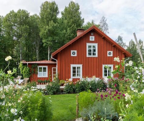 The towns and cities in Sweden have become distinctly quieter as more and more head out to the countryside to enjoy the nice weather (hey, w... Swedish Home Design, Swedish Home Exterior, Swedish House Exterior, Swedish House Plans, Pelmet Ideas, Scandinavian Home Exterior, Cottage In Woods, Countryside Homes, Scandinavian Exterior