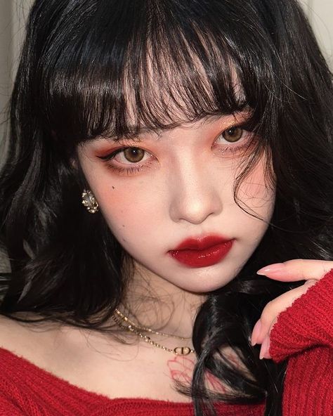 makeup ideas, makeup looks, pretty girl, douyin girl, pretty girl makeup Red Makeup Looks, Queen Of Hearts Makeup, Feminine Makeup, Under Eye Makeup, Red Eye Makeup, Korean Makeup Look, Christmas Makeup Look, Formal Makeup, Red Lip Makeup