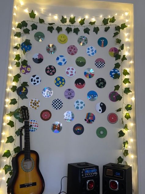 painted cdsfairy lightsartificial vines Fairy Lights Bedroom Ideas Wall Art, Painted Cds On Wall, Cds On Wall Ideas, Vines On Wall Bedroom, Diy Cds Ideas, Painted Cds Aesthetic, Cds On Wall, Paint Cds, Cd Wall Decor