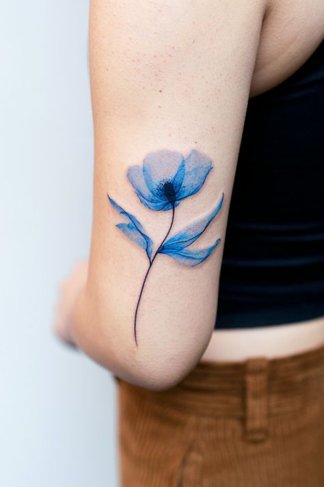 Today we want to introduce you to a tattoo artist from South Korea who found her vision of beauty, revealing it through monochromatic, multi-layered images of wildlife, similar to pictures in inverted colors or x-rays. Uv Ink Tattoos, Blue Flower Tattoos, Blue Ink Tattoos, Ray Tattoo, Korean Tattoo Artist, Blue Tattoo, Tattoo For Son, Tatuaje A Color, Tattoo Magazines