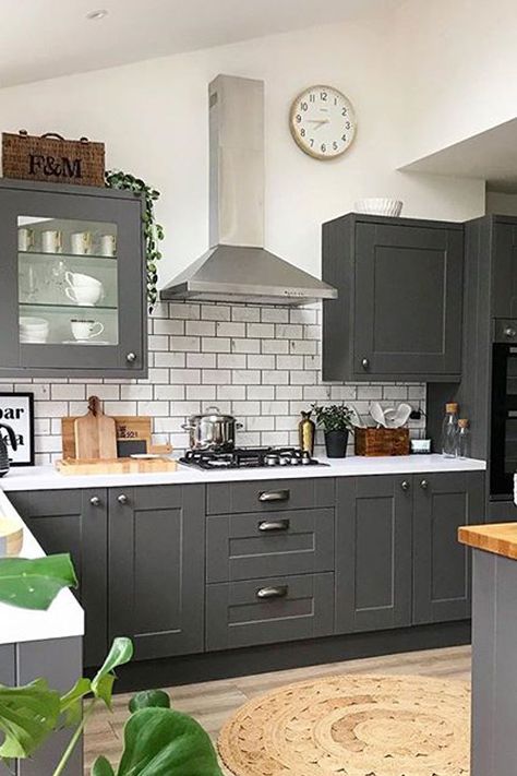 The use of indoor trailing plants and subway tiles creates a contemporary look in this Shaker kitchen. The Alaska Super Silk Quartz worktop matches with our Northumberland shade beautifully. #ShakerKitchen #WrenKitchen #KitchenDesign #InteriorDesign #TrailingPlants #SubwayTiles #KitchenIdeas #HomeDecor Small Open Plan Kitchens, Grey Shaker Kitchen, Shaker Kitchen Design, Wren Kitchens, Shaker Kitchens, Wren Kitchen, Open Plan Kitchen Living Room, Shaker Style Kitchens, New Kitchen Designs