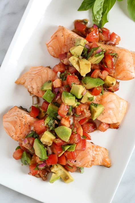 Grilled Salmon Bruschetta with Avocado is my go-to summer recipe, it's so easy, fresh and flavorful, a must try! #salmon #grilling #healthyrecipes #dinnerideas #summer #dairyfree #glutenfree Avocado Bruschetta Recipe, Salmon Bruschetta, Avocado Bruschetta, Bruschetta Recept, Salmon With Avocado, Diy Easy Recipes, Protein Dinner, Bruschetta Recipe, Diner Recept