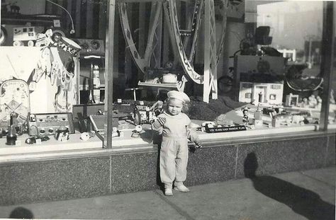 Macys christmas store front 1940s Warren Ohio, Scary Place, Ghost Of Christmas Past, Store Window Display, Store Window Displays, Christmas Window Display, Johnson County, Store Windows, Clip Art Vintage