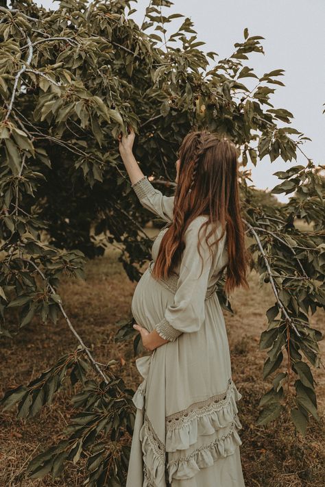 Maternity Apple Picking Outfit, Maternity Photography Apple Orchard, Apple Orchard Maternity Photoshoot, Orchard Maternity Pictures, Maternity Session Outfits, Apple Orchard Maternity Photos, Orchard Photoshoot Family, Apple Orchard Photoshoot, Orchard Photoshoot