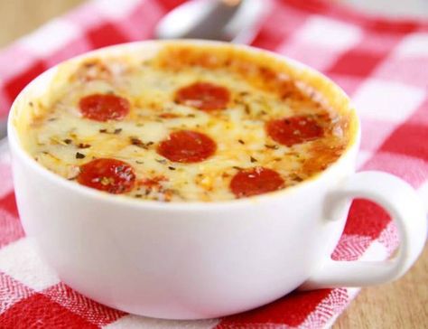 19 Foods To Make In A Mug! - TGIF - This Grandma is Fun Pizza In A Mug, 5 Minute Snacks, Microwave Pizza, Microwave Mug Recipes, Pizza Cupcakes, Resep Pizza, Bigger Bolder Baking, Pizza Recipes Easy, Mug Recipes