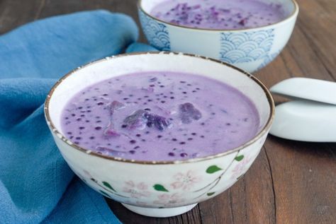 To cook the sago: Bring a pot of boiling water, then add in sago and cook for 10 minutes under medium heat. Remove from heat and let it rest for 15 minutes. The sago will become transparent. Coconut Sago, Coconut Milk Dessert, Sago Recipes, Sweet Potato Pudding, Ube Recipes, Mix Fruit, Tapioca Pudding, Purple Sweet Potato, Sweet Soup