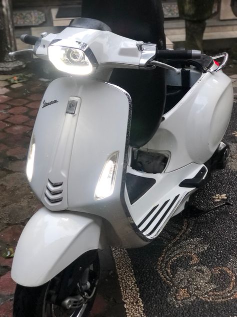 Vespa matic Motor Vespa Matic, Vespa Matic Aesthetic, Vespa Motor Scooters, Seventeenth Heaven, Vespa Sprint, Small House Design Plans, Aesthetic Boys, Motor Scooters, Apa Aja