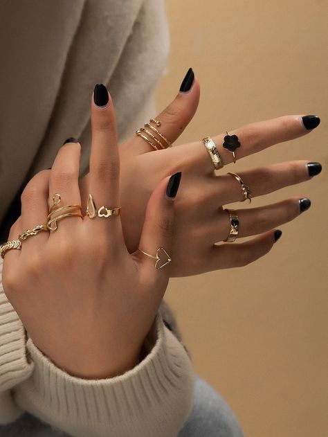 Hand With Ring, Hands With Rings, Hand Jewelry Rings, Fancy Jewellery Designs, Heart Decor, Hand Model, Jewelry Fashion Trends, Jewelry Lookbook, Fancy Jewellery