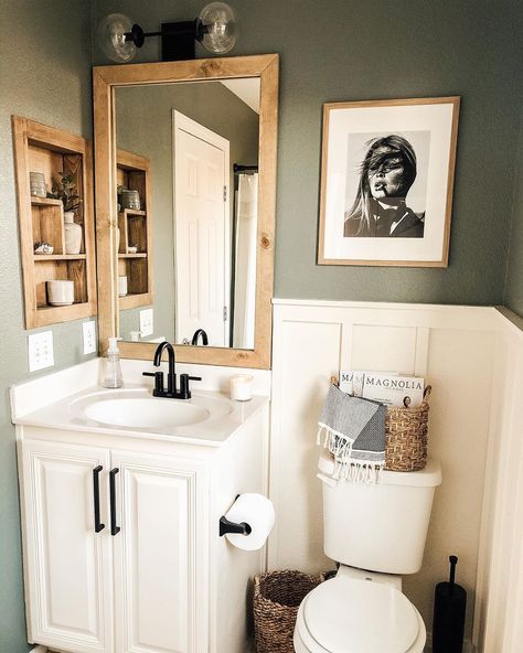 Medicine Cabinet Redo, Spare Bathroom, Medicine Cabinets, Tiny Bathrooms, Bathroom Inspiration Decor, Tiny Bathroom, Towel Hooks, Chic Home Decor, Black Bathroom