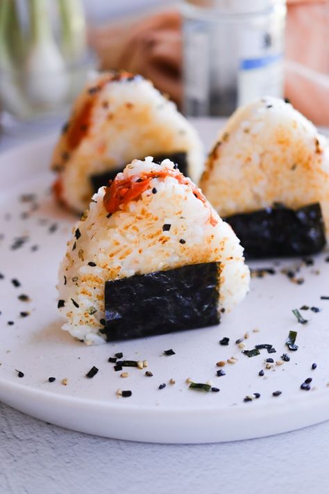 Easy Salmon Onigiri Recipe (Leftover salmon and rice) Salmon Onigiri Recipe, Salmon Onigiri, Onigiri Filling, Asian Salmon Recipes, Onigiri Recipe, Flaked Salmon, Leftover Salmon, Garlic Fried Rice, Cooking Jasmine Rice