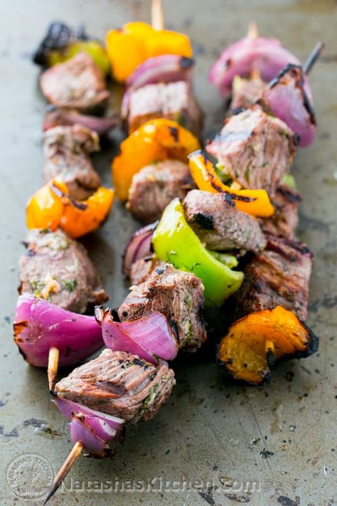 Tender Beef Kebabs (Shashlik) Recipe - NatashasKitchen.com Kebab Marinade, Shashlik Recipe, Kebab Recipes Beef, Beef Kebab, Shishkabobs Recipe, Beef Kabob Recipes, Veggie Kabobs, Beef Kebabs, Steak Kabobs