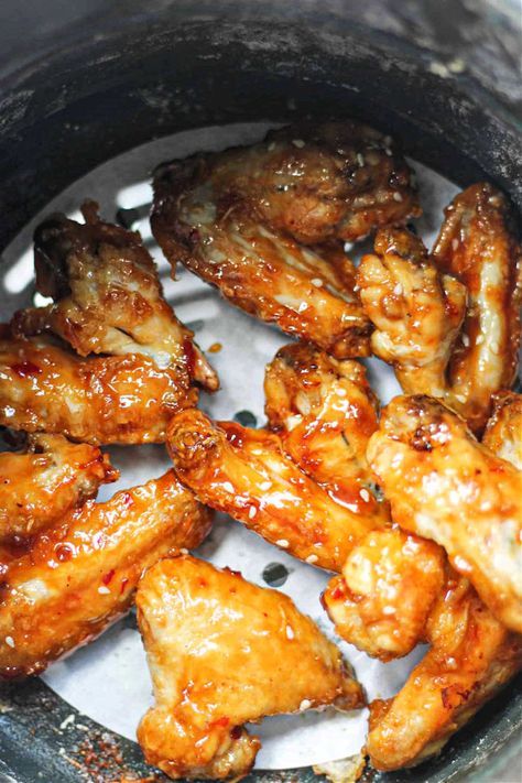 air fryer chicken wings crispy Chciken Recipe, Sweet Chili Chicken Wings, Wings Air Fryer, Crispy Air Fryer Chicken Wings, Sweet Chili Wings, Oven Chicken Wings, Crispy Air Fryer Chicken, Air Fry Chicken Wings, Honey Garlic Chicken Wings