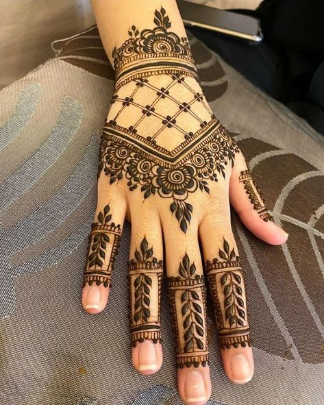 Mehndi Designs For Slim Hands, Yummy Wallpaper, Simple And Beautiful Mehndi Designs, Henna Aesthetic, Back Hand Henna Design, Mehndi Tutorial, Back Hand Henna, Mehedi Design, Henna Inspired Tattoos