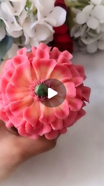 Piya on Instagram: "Pretty in pink American buttercream flower using tip 125K   Have a lovely weekend everyone ❤️   #tutorial#flower#florals#blogger#cupcakes" Buttercream Roses Tutorial, Buttercream Flowers Tutorial, Roses Tutorial, American Buttercream, Flower Cupcake, Decorated Cupcakes, Buttercream Roses, Buttercream Flower, Floral Cupcakes