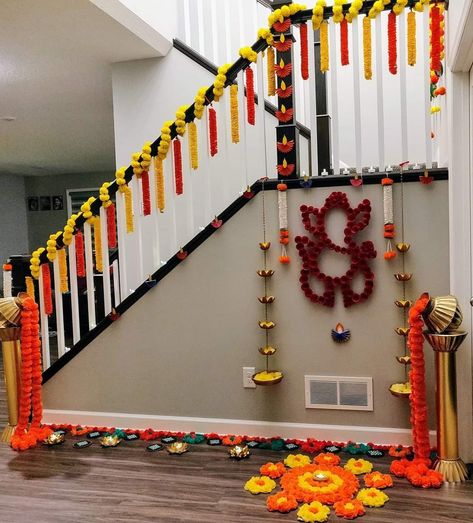 Home Inauguration Decoration, Diwali Gate Decoration, Rangoli For House Warming, House Warming Rangoli, Diwali Staircase Decor, Steps Decoration Ideas Indian, Staircase Flower Decoration, Pooja Room Decoration Ideas With Flowers, Indian House Warming Decoration