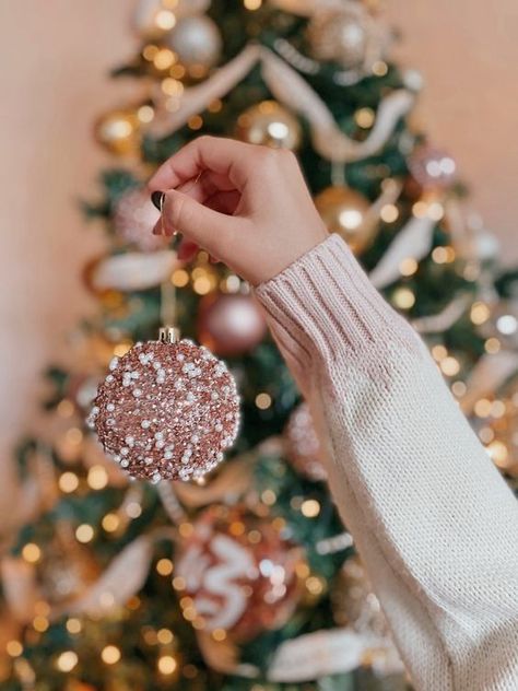 Pfp Aesthetic Christmas, Christmas Pfp Aesthetic, Christmas Tree Photoshoot, Christmas Light Photography, Christmas Home Decorating, Christmas Fashion Photography, Home Decor Ideas Christmas, Christmas Instagram Pictures, Images Jumma Mubarak