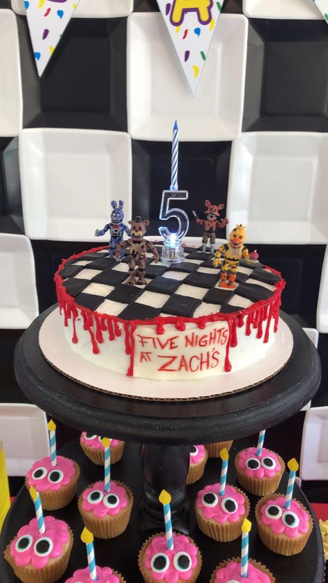 Homemade fnaf cake and cupcakes 5 Nights Of Freddy Birthday Cake, Fnaf Cupcakes Birthday, Fnaf Birthday Cake Ideas, Fnaf Cupcake Cake, Freddy Fazbear Cake, Fnaf Birthday Cake, Fnaf Birthday Party Ideas, Freddy Cake, Fnaf Food