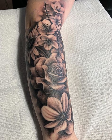 Realism Flowers Tattoo, Realist Flower Tattoo, Flower Realism Tattoo, Realism Floral Tattoo, Daisy And Rose Tattoo, Realism Flower Tattoo, Fye Tattoos, Realistic Flower Tattoo, Girl Thigh Tattoos