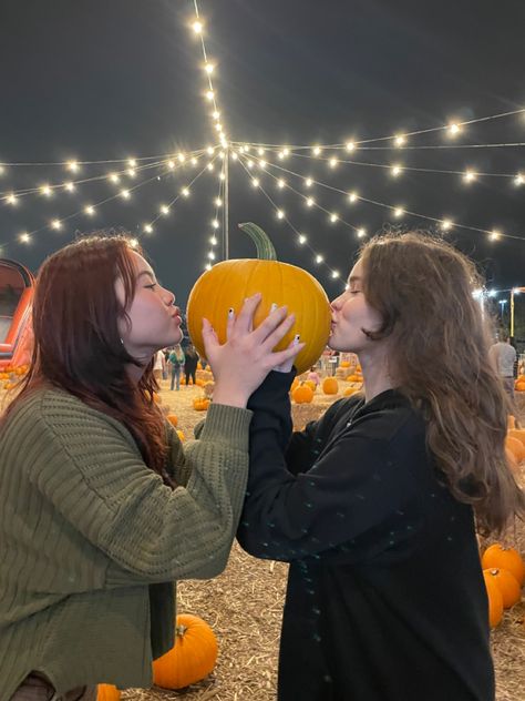 Pumpkin Patch Couple Photos, Winter List, Jojo Pose, Hangout Ideas, Pumpkin Patch Photoshoot, Pumpkin Patch Pictures, Fall Couple, Fall Humor, Fall Pics