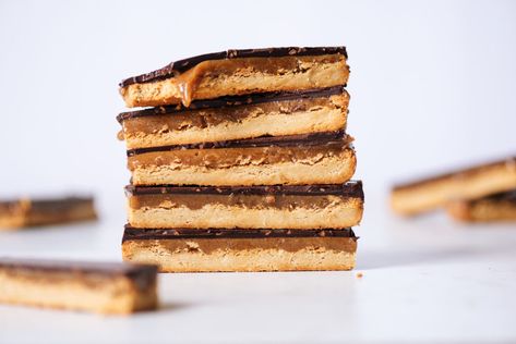 Protein Twix Bar Recipe Casein Protein Recipes, Easy Protein Meals, Twix Bar, Plant Based Protein Powder, Classic Candy, Vegan Protein Powder, Feel Good Food, Bar Recipe, Chocolate Topping