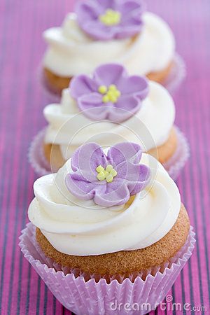 Tangled Cupcakes, Rapunzel Cupcakes, Bolo Rapunzel, Cupcakes Design, Rapunzel Cake, Purple Cupcakes, Mini Wedding Cakes, Vanilla Buttercream Frosting, Buttercream Frosting Recipe