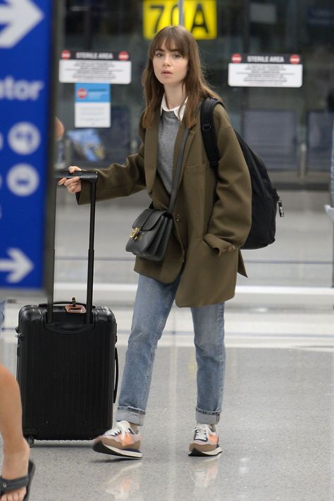 Lily Collins Casual, British Style Women Outfits, Petite Style Outfits, Kaia Gerber Style, Lily Collins Style, Camila Morrone, Winter Fashion Outfits Casual, Royal Outfits, Easy Trendy Outfits