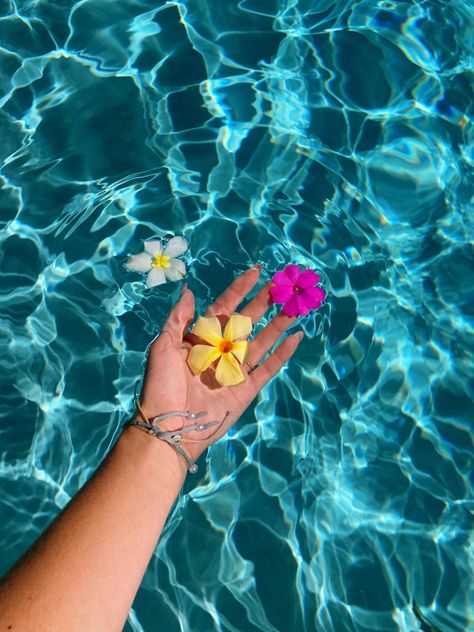 pool pics | summer aesthetic | instagram pic inspo | aesthetic summer pics Summer Aesthetic Bright Colors, Pool Day Inspo Pics, Pool Pics Aesthetic, Pool Inspo Pics, Pool Summer Aesthetic, Summer Pool Aesthetic, Live For God, 1st Day Of Summer, Pic Inspo Aesthetic