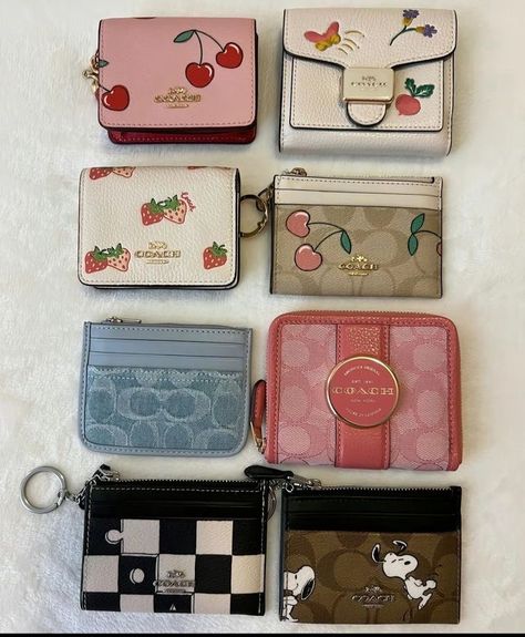 Coach Wallet Aesthetic, Mochila Coach, Coach Bags Aesthetic, Aesthetic Wallet, Coach Aesthetic, Purses Coach, Coach Outfits, Pretty Tote Bags, Everyday Bag Essentials