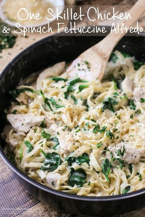 One Skillet Chicken & Spinach Fettuccine Alfredo is a simple and delicious dinner that comes together in under 20 minutes! Chicken Spinach Fettuccine Alfredo, Chicken Alfredo Recipe With Spinach, Chicken Alfredo With Spinach, Chicken Alfredo Spinach, Spinach Fettuccine Alfredo, Fettuccine Alfredo Sauce Recipe, Fettucini Alfredo Chicken, Easy Chicken Fettuccine Alfredo, Fettucini Alfredo Recipe