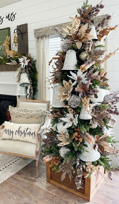 Rustic White Christmas Tree, Christmas Tree Decor 2024 Trends, Christmas Trend 2023, Christmas Tree Themes Colors, Classic Christmas Tree Decor, Upcycle Christmas, Woodland Christmas Tree, Reindeer Christmas Tree, Christmas Tree Decorating Themes