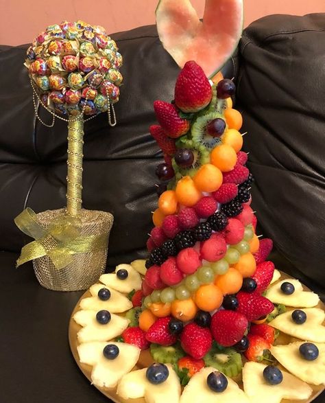 Entertainment Food Ideas, Fruit Tray Ideas, Food Tables, Fruit Decor, Fruit Displays, Clothing Store Design, Charcuterie Board Ideas, Fruit Decorations, Tray Ideas