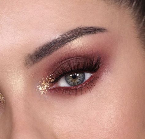 Chloe Morello editorial eyes using Marc Jacobs omega eyeshadow in o!mercy Hoco Eyeshadow, Editorial Eyeliner, Plum Eye Makeup, Maroon Makeup, Red Smokey Eye, Maroon Eyeshadow, Chloe Morello, Prom Makeup For Brown Eyes, Highlight Makeup