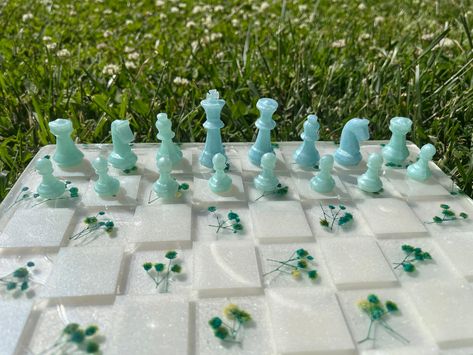 Flower Chess Board, Epoxy Resin Chessboard, Pretty Chess Board, Epoxy Resin Chess Board, Custom Chess Set, Cute Chess Set, Resin Chess Set Ideas, Diy Chessboard, Resin Chess Board