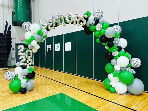 Bluffton Balloons LLC on Instagram: “BLHS Volleyball Senior Night #blufftonhighschool #bluffton #blufftonsouthcarolina #senioryear #seniornight #volleyballseniornight…” Senior Night Basketball Decorations, Volleyball Party Decorations, Wrestling Banquet, Volleyball Fundraiser, Volleyball Decorations, Volleyball Senior Night Gifts, Night Volleyball, Senior Night Football, Volleyball Senior Night