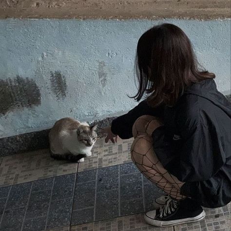 Girl And Cat Aesthetic, Y2k Cat, Aesthetic Couple, Grunge Girl, + Core + Aesthetic, Cat Aesthetic, Aesthetic Grunge, 가을 패션, Insta Photo Ideas